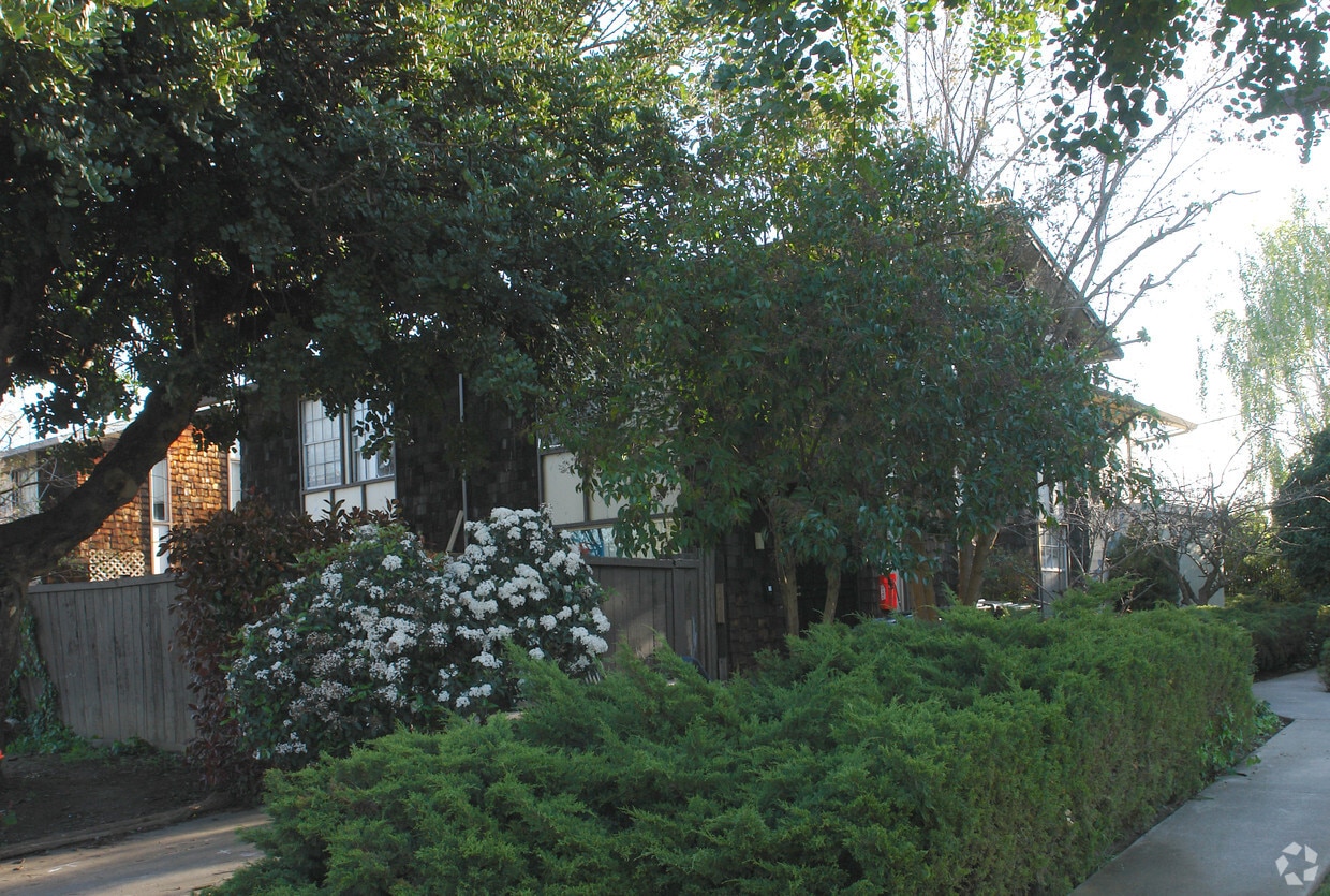 Building Photo - 676 Reseda Dr