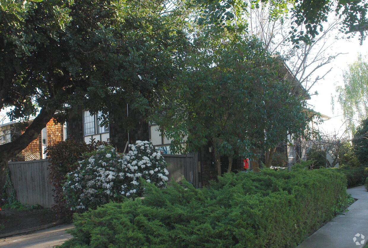 Foto del edificio - 676 Reseda Dr