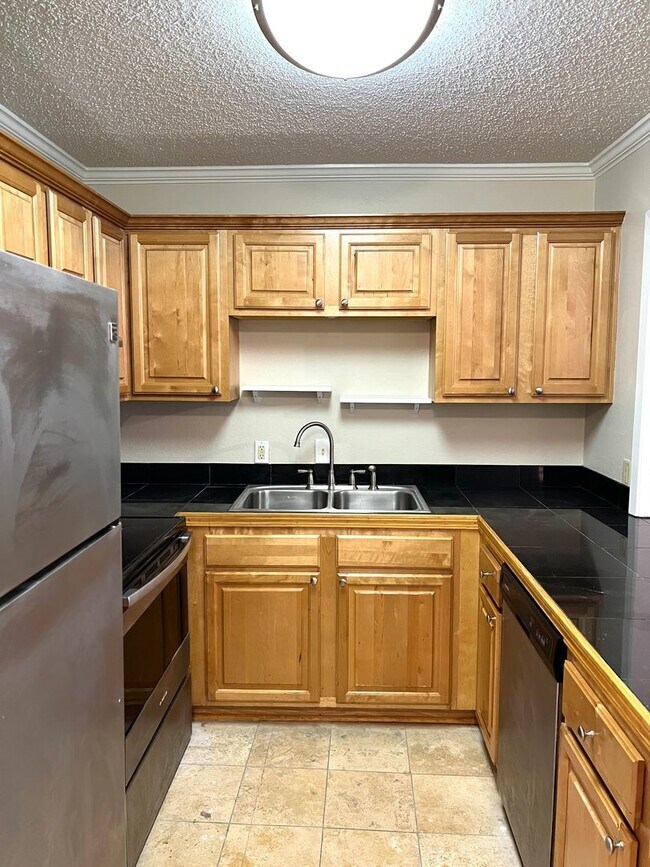 Building Photo - 1 BD/1 BA Condo located in Vieux Carre on Government St. - Gated Community