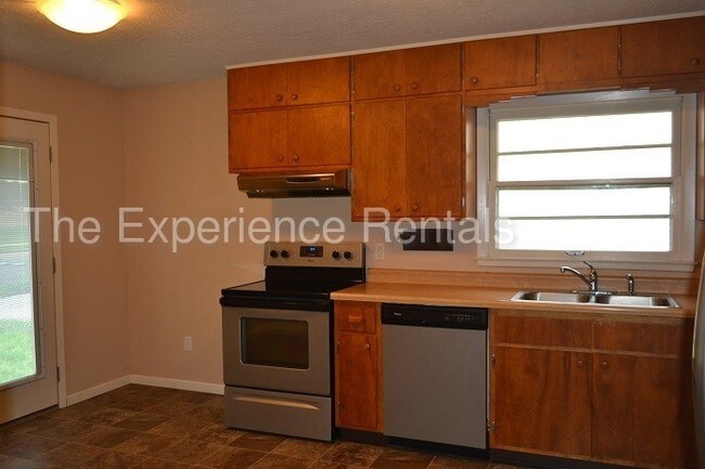 Building Photo - Spacious 4 bedroom, 2 bath home