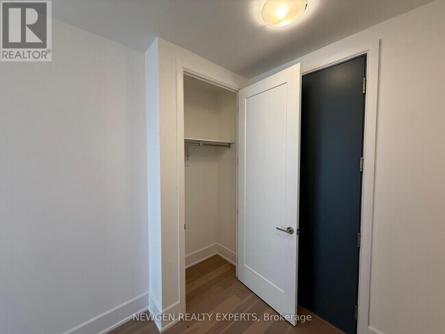 Photo du bâtiment - 800-800 Broadview Ave