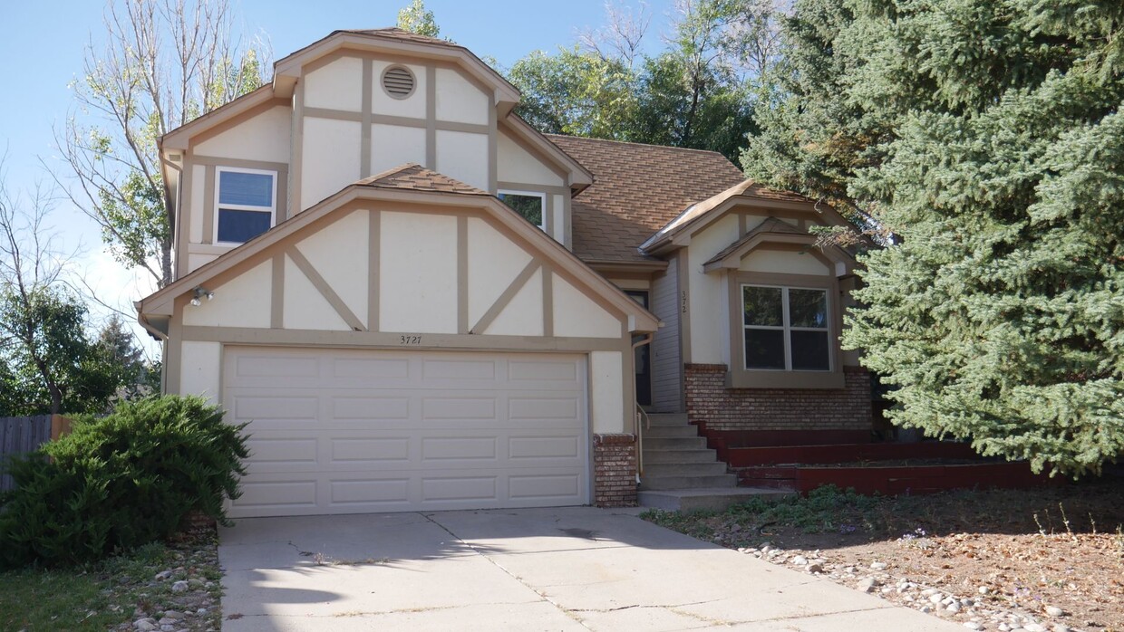 Primary Photo - 4 Bed, 3 Bathroom House with Fenced in Bac...