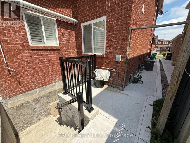 Building Photo - 495 Fairview Rd W