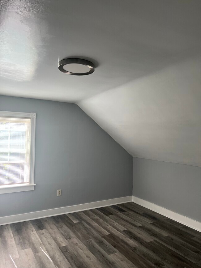 Building Photo - 32 Tuxedo Ave