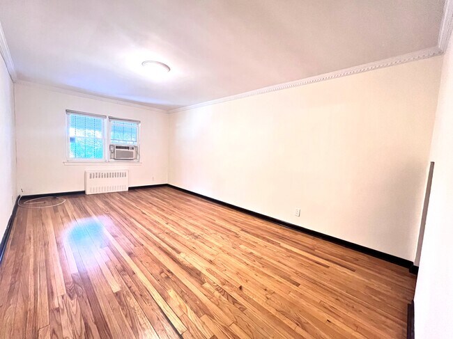 Foto del edificio - 64-71-71 Alderton St