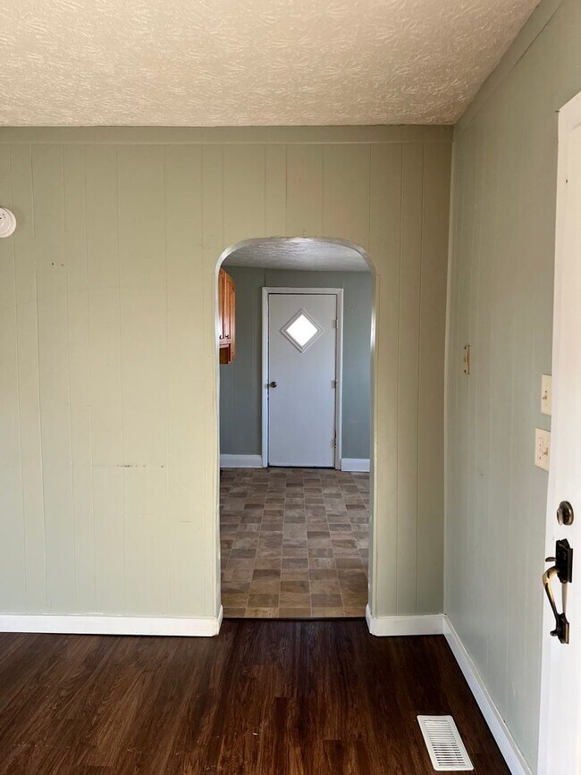 Building Photo - 3 bedroom 1 bath home!