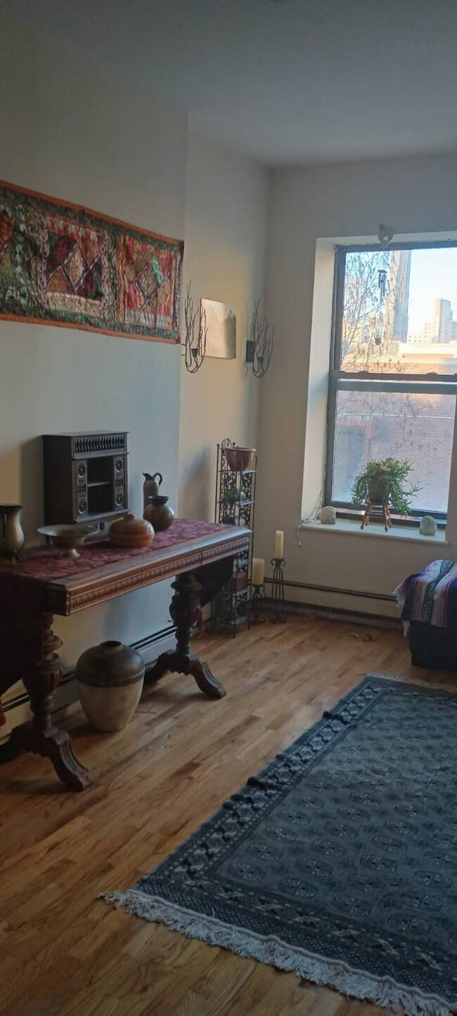 Building Photo - 572 Union St