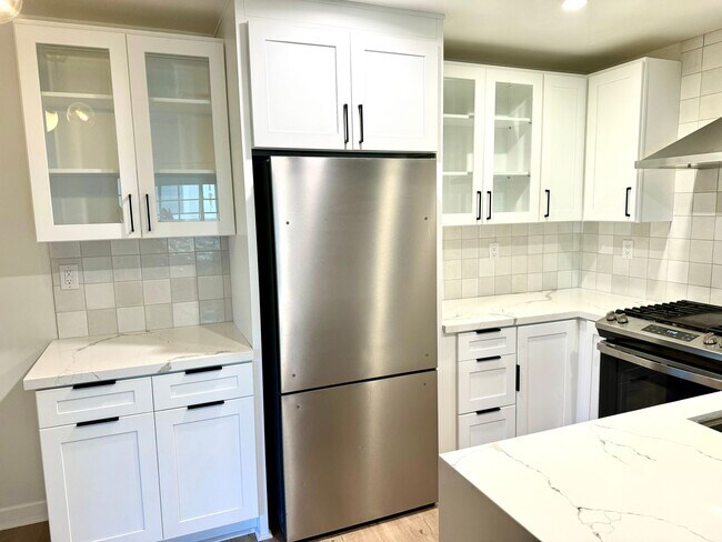 Building Photo - Beautiful 2 bedroom, 2 bathroom condo in d...