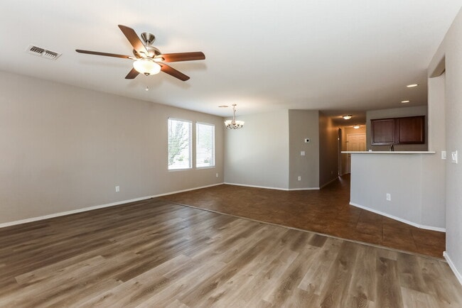 Building Photo - 1126 E Daniella Dr