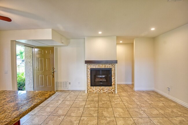 Building Photo - 2 Master Suite Condo in Terra Vista