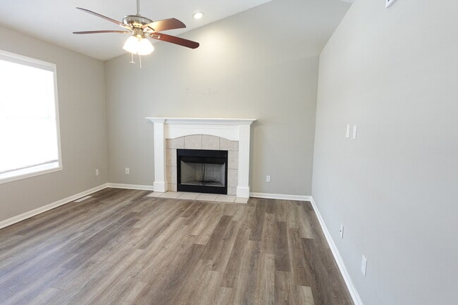 Foto del edificio - 2140 Maxine Ln