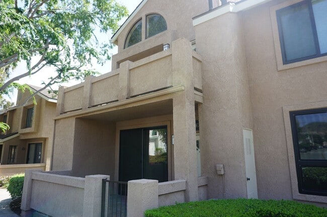 Building Photo - Highly Upgraded End Unit 2 Bedroom 2 Bathroom in Orange