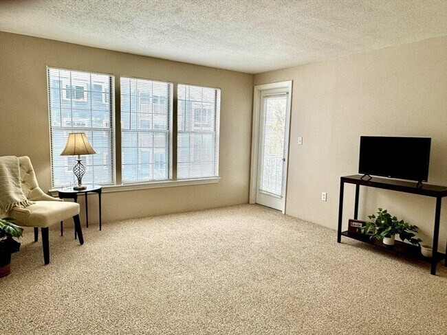 Building Photo - 18 Walden Dr