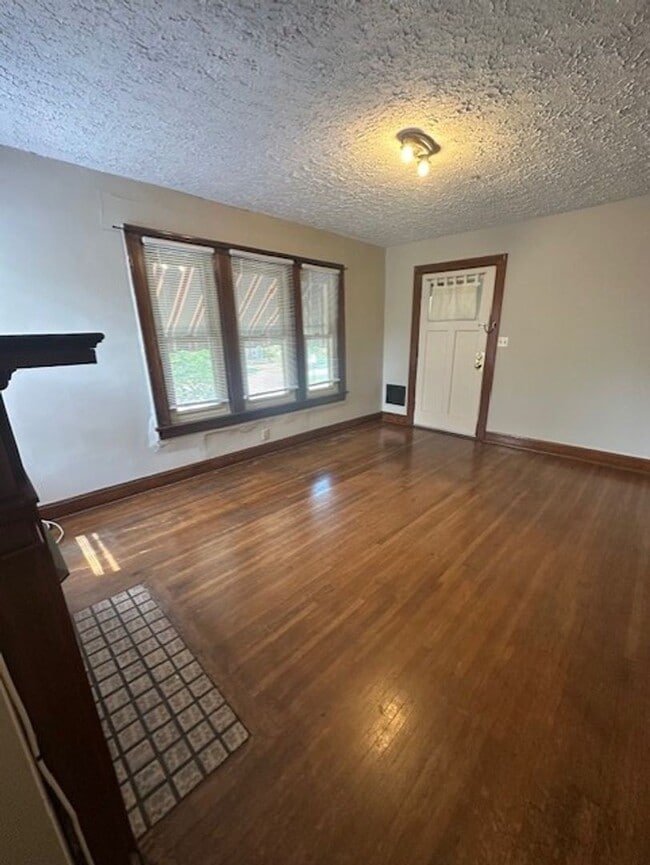 Building Photo - Large Grandview 1 Bedroom.