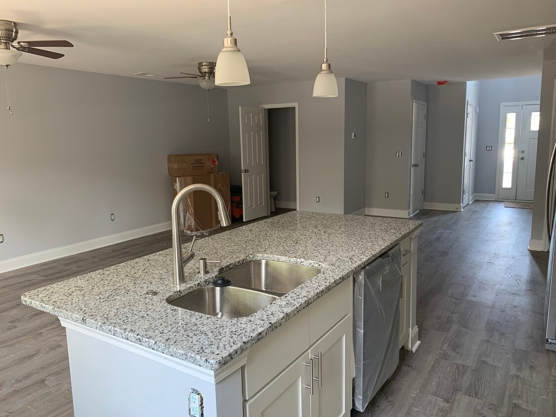 Foto principal - 609 37th Ave N