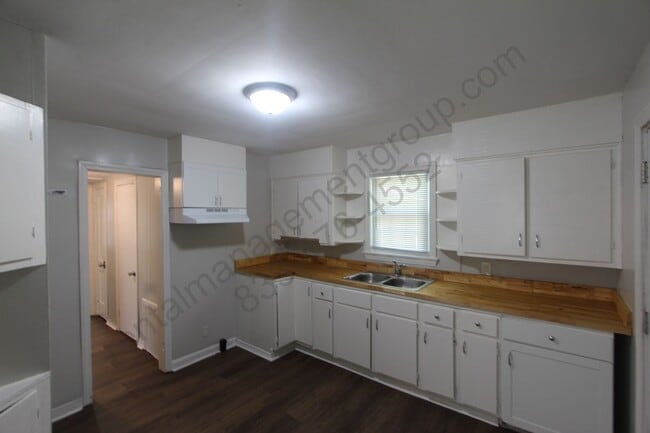 Building Photo - New On The Market with Fresh Updates!!
