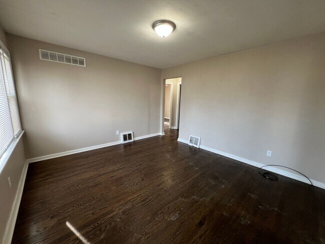 Foto del edificio - Three Bedroom Home Available in Woodson Terrace!