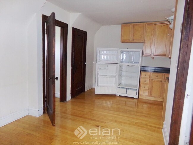 Building Photo - 733 Elm St