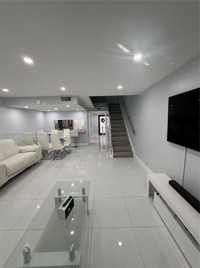 Building Photo - 844 W 41st St