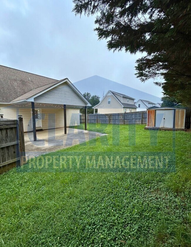 Foto del edificio - 3 bedroom home w/ fenced in backyard!