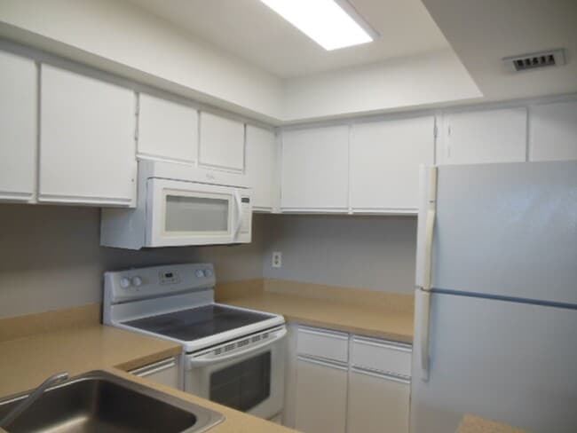 Foto del edificio - ONE BEDROOM ONE BATHROOM! WATERFRONT COMMUNITY!