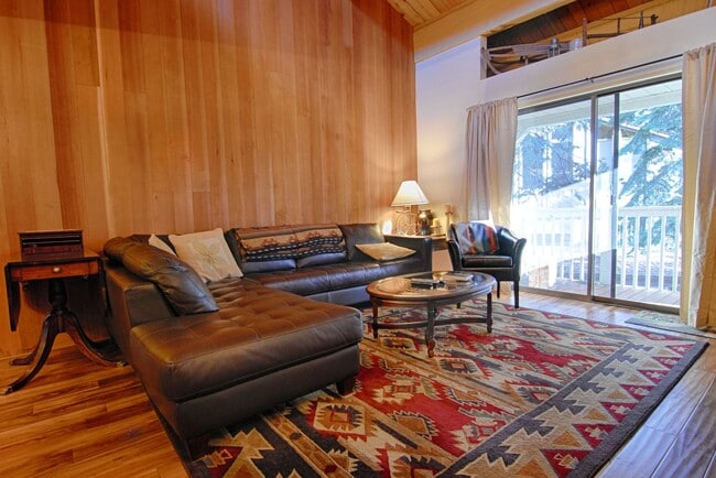 Building Photo - SKI LEASE: Kings Beach; Updated & Well App...