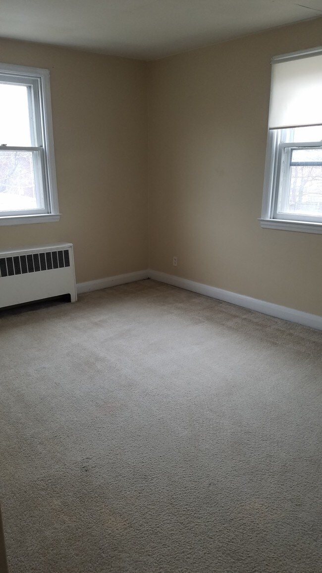 Building Photo - 902 Dartmouth Rd