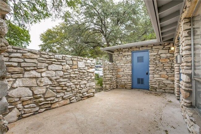 Building Photo - 2313 La Casa Dr