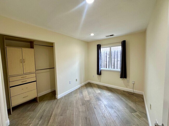 Building Photo - Stunning 5 Bedroom 3.5 Bath with Swimming ...