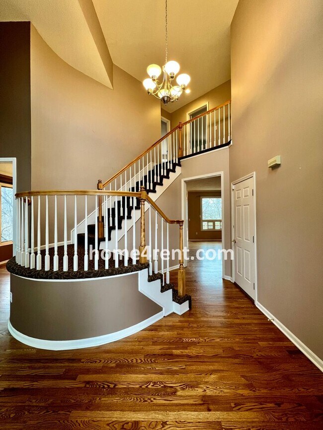 Foto del edificio - Beautiful Four Bedroom Home in Blue Valley...