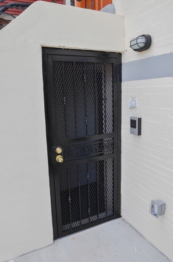 Private entrance with metal gate - 144A Hull St