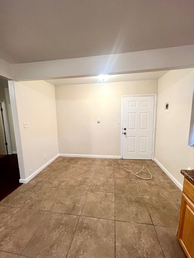 Building Photo - 6188 Mesa Ave