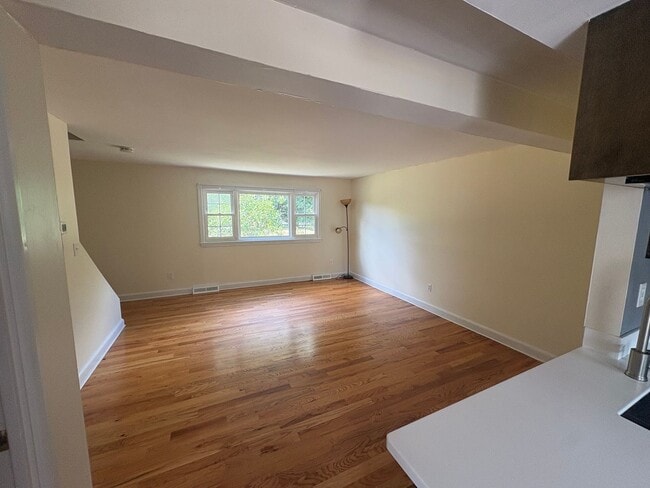 Building Photo - Newly updated 2 Bedroom Townhouse in quite neighborhood