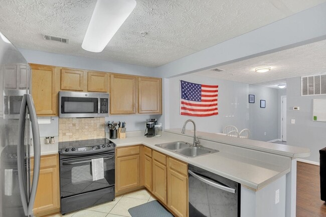 Building Photo - Southern Edge Condo Just Steps from Campus