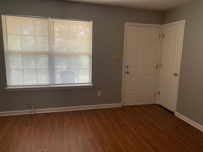 Foto del edificio - 3400 N Ridge Rd