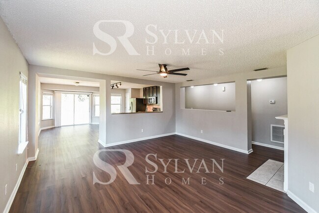 Building Photo - This charming home is move-in ready