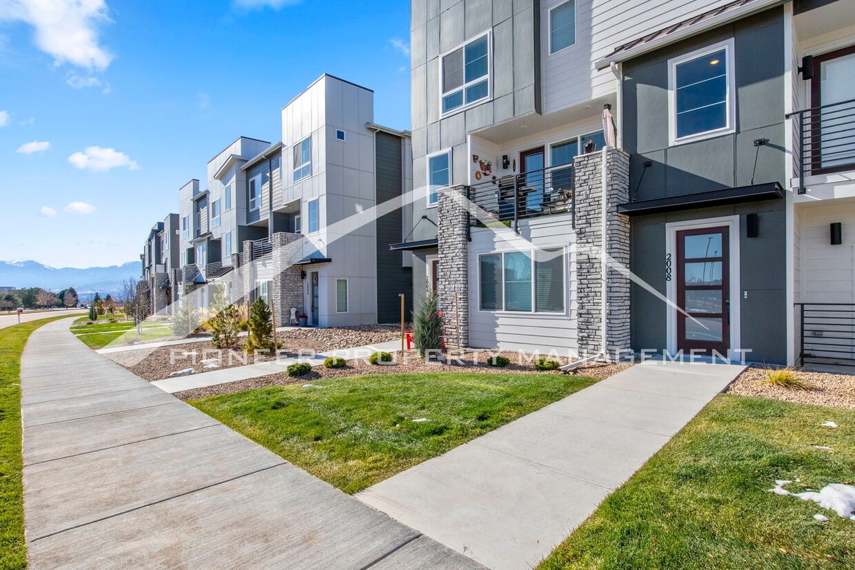 Contemporary Townhome in the Vibrant Interquest Low Maintenance Community with 2 car garage, Wash... - Contemporary Townhome in the Vibrant Interquest Low Maintenance Community with 2 car garage, Wash...