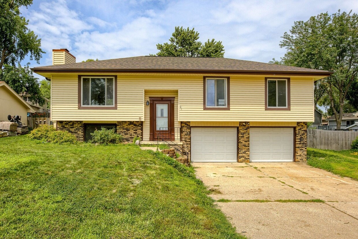 Updated & Spacious 3 Bedroom in Millard Sc... - Updated & Spacious 3 Bedroom in Millard Sc...