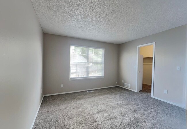 Foto del edificio - 1255 Ivanhoe Cir