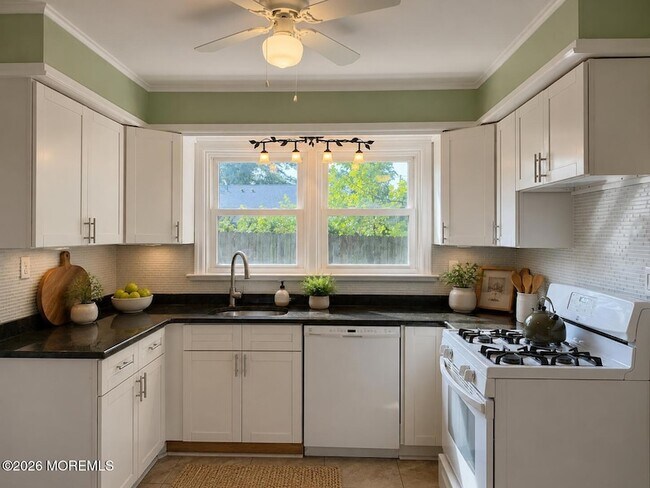 Building Photo - 5 E Lincoln Cir