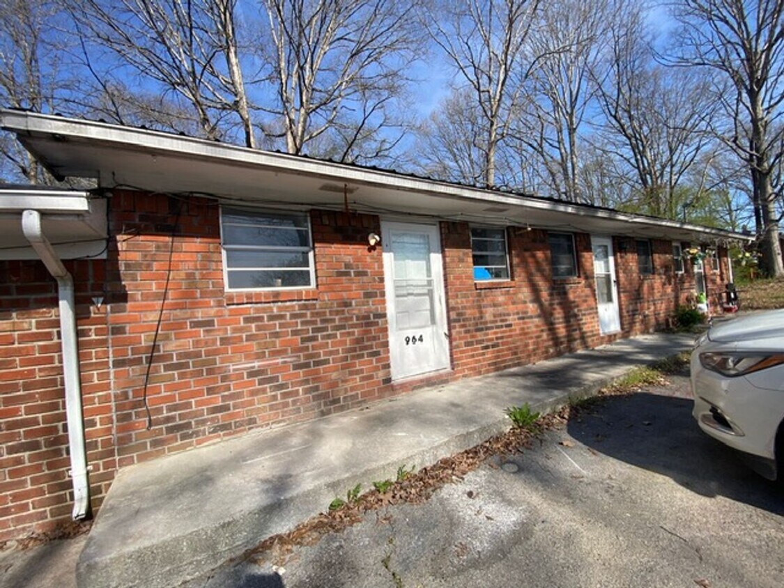 Primary Photo - 1 Bed 1 Bath Apartment with Water and Tras...