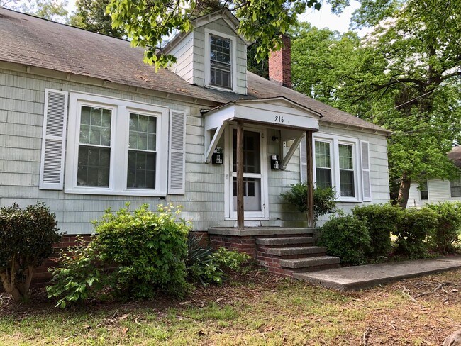 Building Photo - One Bedroom Apartment Near UNCG & Downtown...