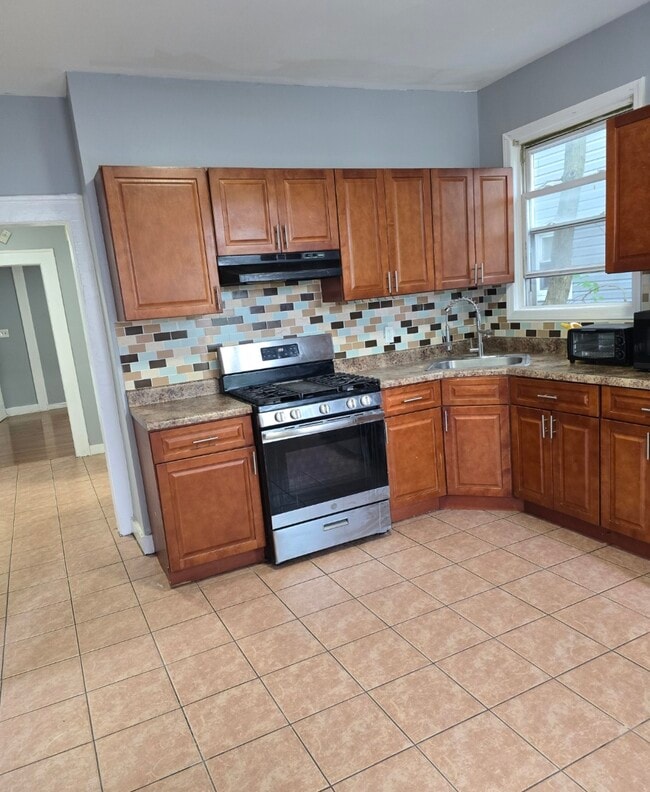 Kitchen - 85 Chelsea Ave