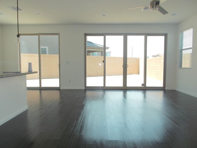 Foto del edificio - Modern Luxury Rental with Stunning Red Roc...
