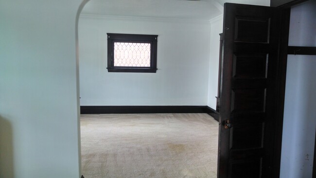 Living room - 2151 Broadview Rd