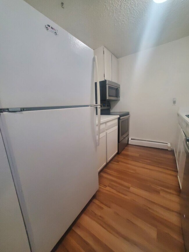 Building Photo - Large and Spacious One Bedroom Available A...