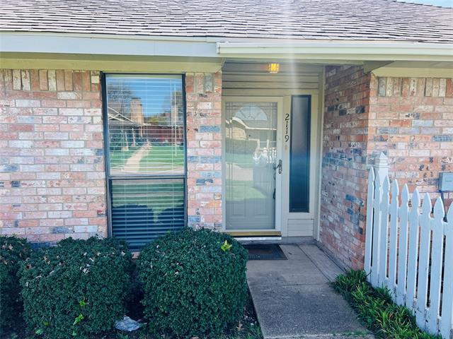 Building Photo - 2119 Peakwood Dr