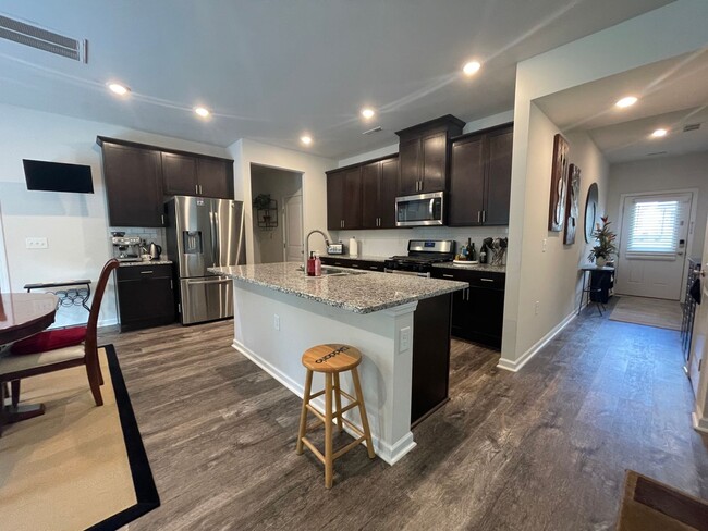 Building Photo - Stunning 4 Bedroom Home with 2 Car Garage,...