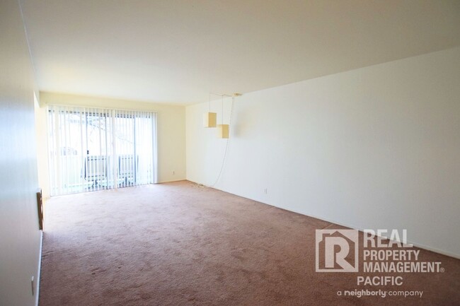 Foto del edificio - Spacious 2BD/2BA Apartment with Private De...