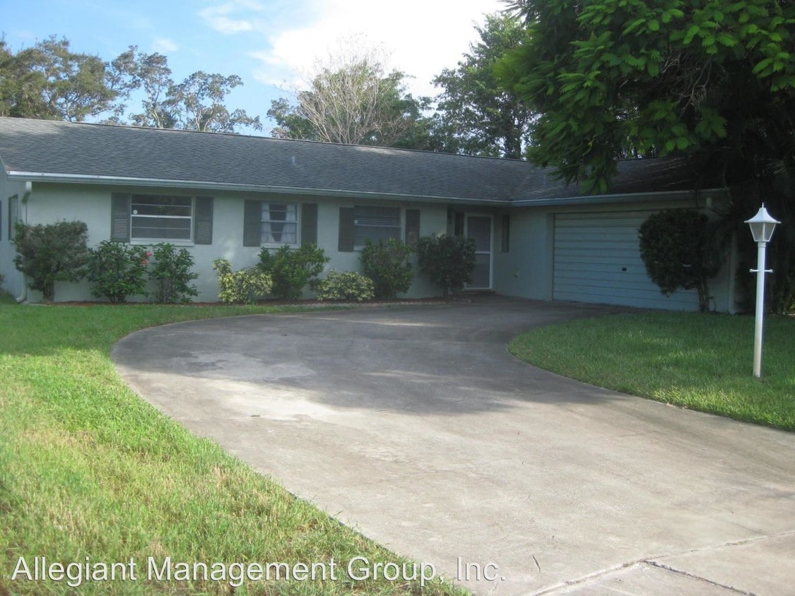 Primary Photo - 211 Cartier Ave